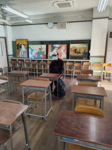 暦も進み11月もあとわずかになりました。 日中もかなり肌寒くなりお鍋が恋しい季節ですね。 さて本日は、花園ご利用者M様の外出にご一緒させて頂いた尼崎でのご様子を紹介させて頂きます。  写真① まず訪れたのは阪神尼崎駅の隣にある空中庭園 色んな電車や庄下川がよく見え花壇には色んな花が植えてあり散歩には最適です。  写真② 次は尼崎戎神社 大きな鳥居がとても印象的です。 お賽銭をして参拝されています。  写真③ 昼食は親子丼と温かいうどんを召し上がっておられます。  写真④ 食後は庄下川公園を散歩され  写真⑤ ちょっと一休み  写真⑥ 最後は尼崎市立歴史博物館で館内の展示物を見ておられます。  今年も残り1か月ちょっとですが体調を崩さないようにしてご利用者の皆さんと色んな所におでかけしたいとおもいます。  PS、お鍋と熱燗が待ち遠しいです。 By　脇坂